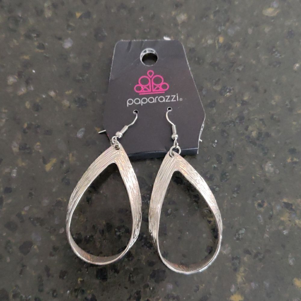 NWT Paparazzi silver tear drop earrings